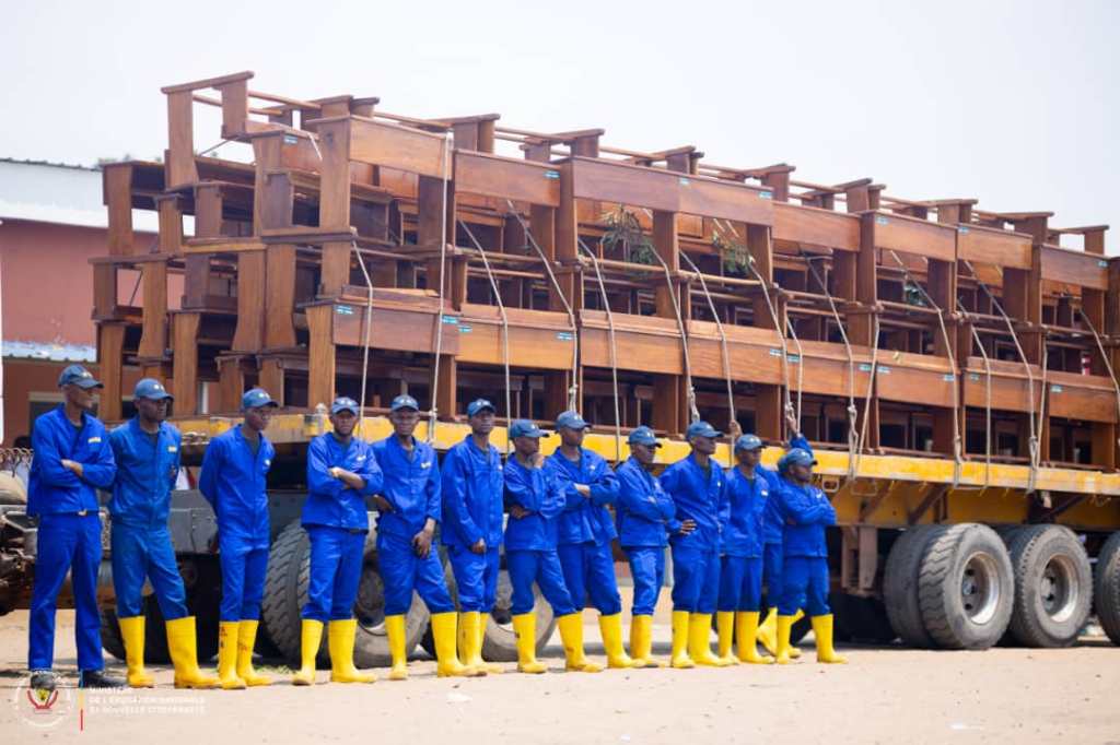 Rdc/Éducation : 400 Bancs Neufs pour l’École Tshatshi grâce à l’Intervention&nbsp;Présidentielle