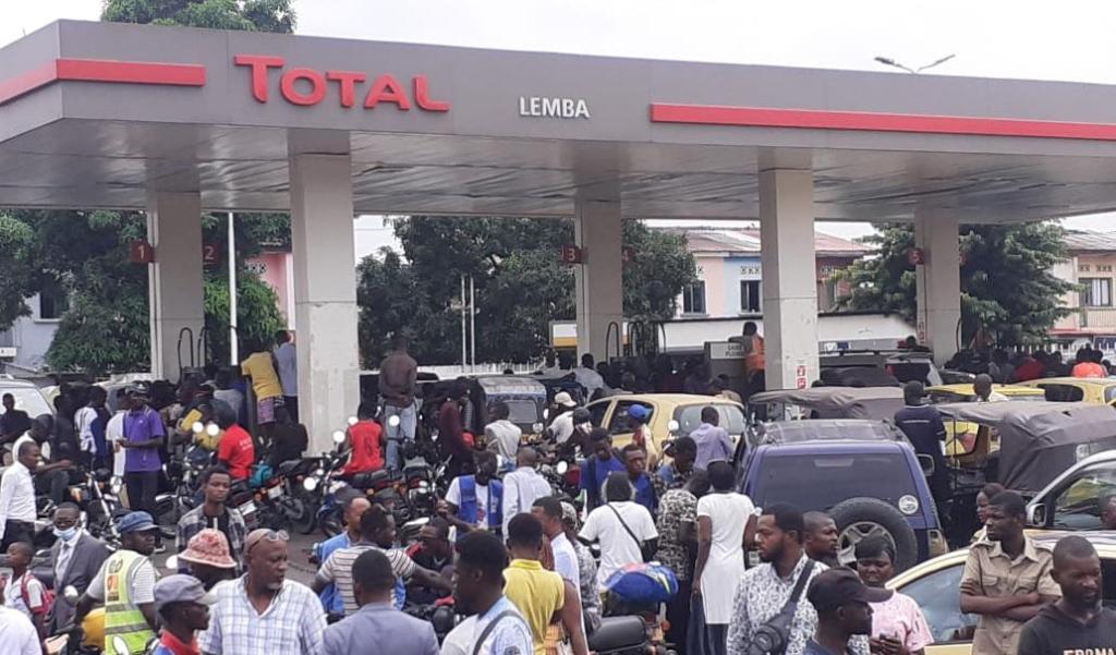 RDC/Longues files d&rsquo;attente dans les stations services à Kinshasa : Les Conducteurs Dénoncent des Manœuvres à la&nbsp;Pompe