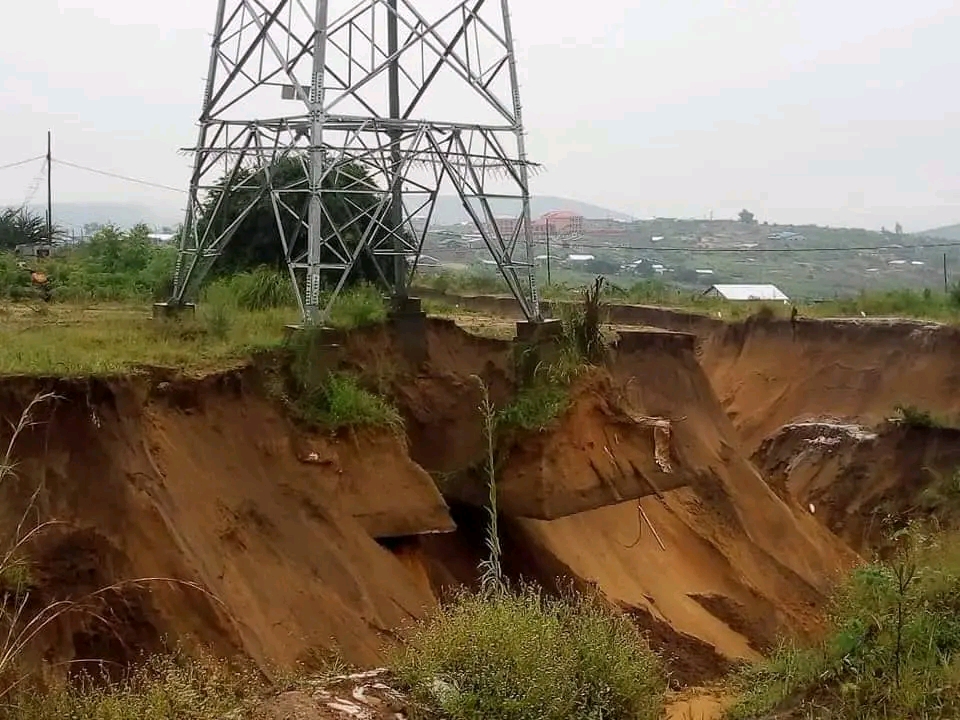 RDC/ Conséquences des Dernières pluies diluviennes : Un pylône de la SNEL menacé par une tête d&rsquo;érosion à&nbsp;Selembao