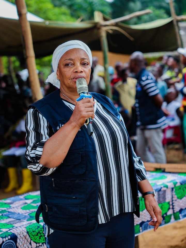 RDC / Yahuma : La Ministre d’État Ève Bazaiba apporte le soutien humanitaire du Gouvernement et scelle la réconciliation entre les communautés&nbsp;Ngando